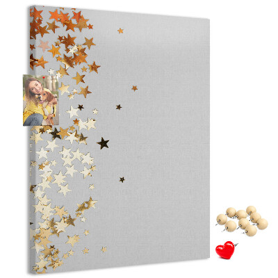 Pinnwand mit goldenen und silbernen Sternen auf grauem Grund
