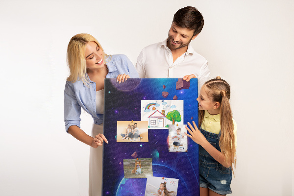 Bedruckte Korkplatte mit Weltraumlandschaft aus Planeten und Asteroiden