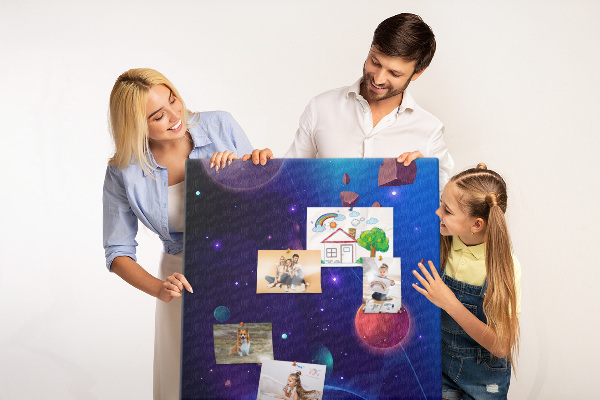 Bedruckte Korkplatte mit Weltraumlandschaft aus Planeten und Asteroiden