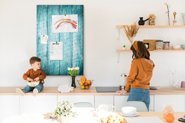 Pinnwand mit Motiv aus sonnenblauen Holzplanken