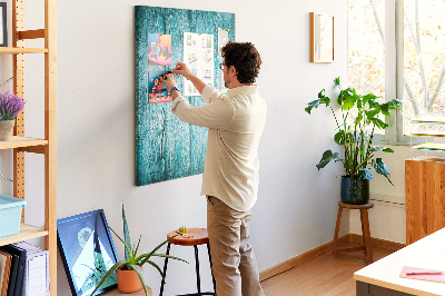 Pinnwand mit Motiv aus sonnenblauen Holzplanken