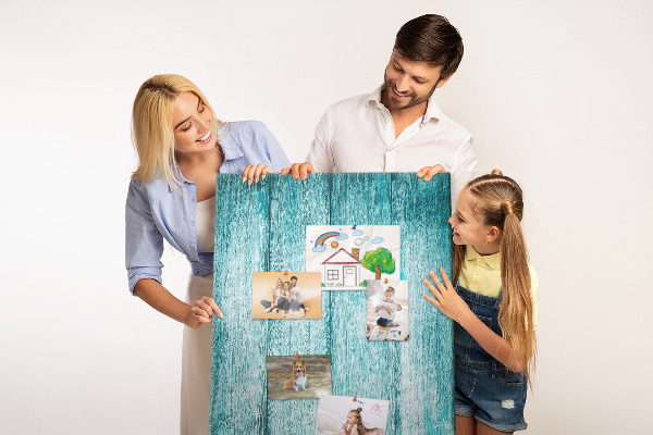 Pinnwand mit Motiv aus sonnenblauen Holzplanken