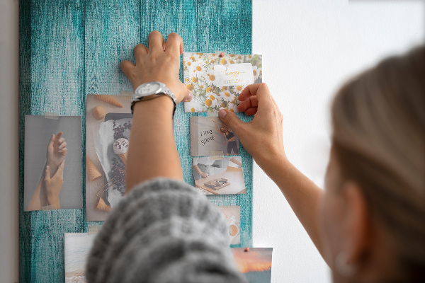 Pinnwand mit Motiv aus sonnenblauen Holzplanken