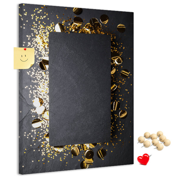 Pinnwand mit goldenen und silbernen Akzenten auf schwarzem Hintergrund