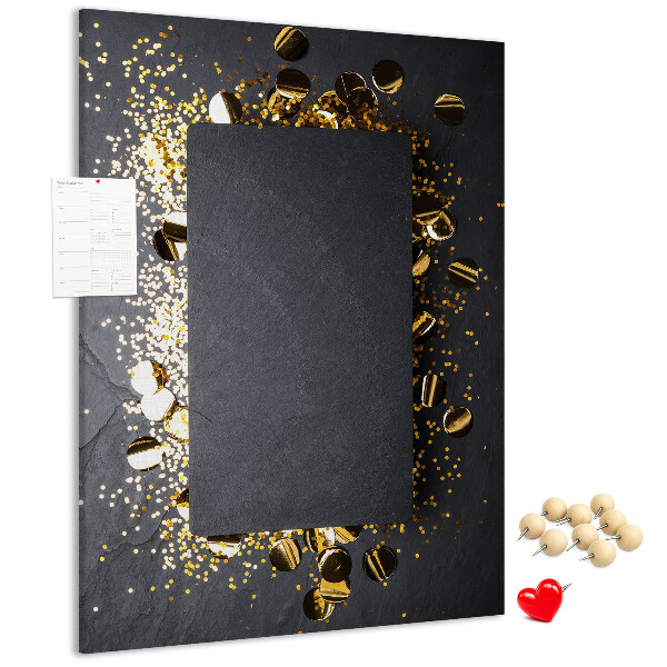 Pinnwand mit goldenen und silbernen Akzenten auf schwarzem Hintergrund