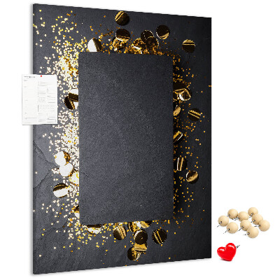 Pinnwand mit goldenen und silbernen Akzenten auf schwarzem Hintergrund