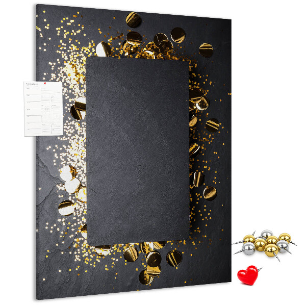Pinnwand mit goldenen und silbernen Akzenten auf schwarzem Hintergrund