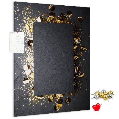 Pinnwand mit goldenen und silbernen Akzenten auf schwarzem Hintergrund