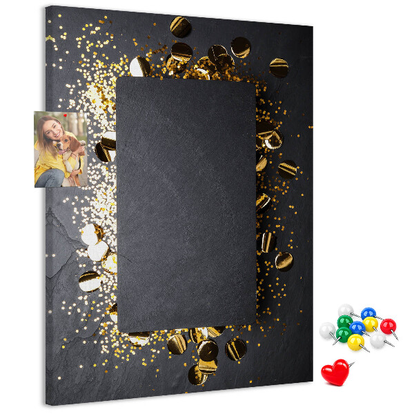 Pinnwand mit goldenen und silbernen Akzenten auf schwarzem Hintergrund