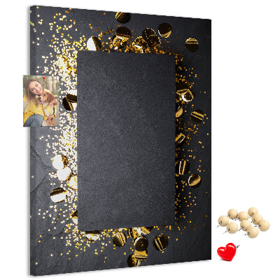 Pinnwand mit goldenen und silbernen Akzenten auf schwarzem Hintergrund