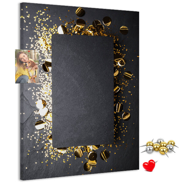 Pinnwand mit goldenen und silbernen Akzenten auf schwarzem Hintergrund
