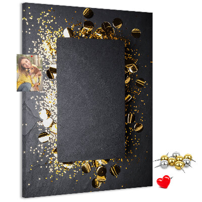 Pinnwand mit goldenen und silbernen Akzenten auf schwarzem Hintergrund