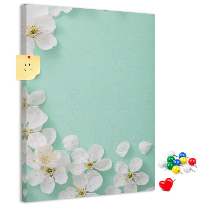 Pinnwand mit floralen Akzenten auf pastellfarbenem Hintergrund