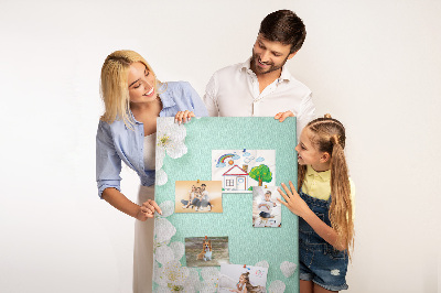 Pinnwand mit floralen Akzenten auf pastellfarbenem Hintergrund