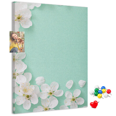Pinnwand mit floralen Akzenten auf pastellfarbenem Hintergrund