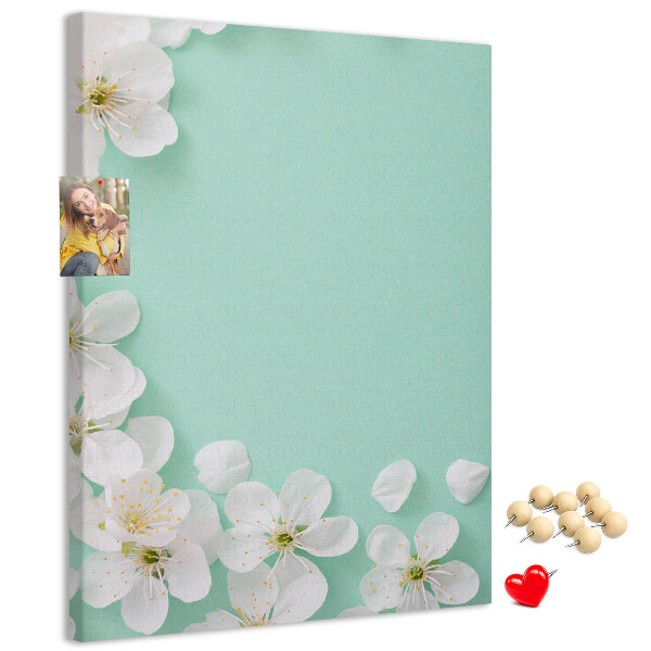 Pinnwand mit floralen Akzenten auf pastellfarbenem Hintergrund