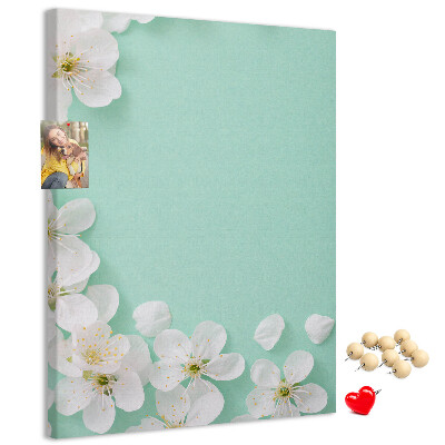Pinnwand mit floralen Akzenten auf pastellfarbenem Hintergrund