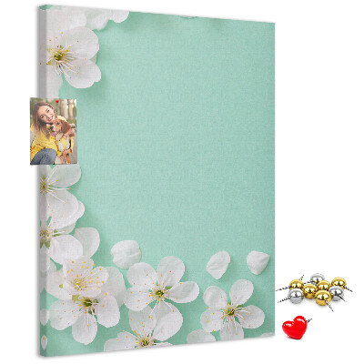 Pinnwand mit floralen Akzenten auf pastellfarbenem Hintergrund