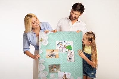 Pinnwand mit floralen Akzenten auf pastellfarbenem Hintergrund