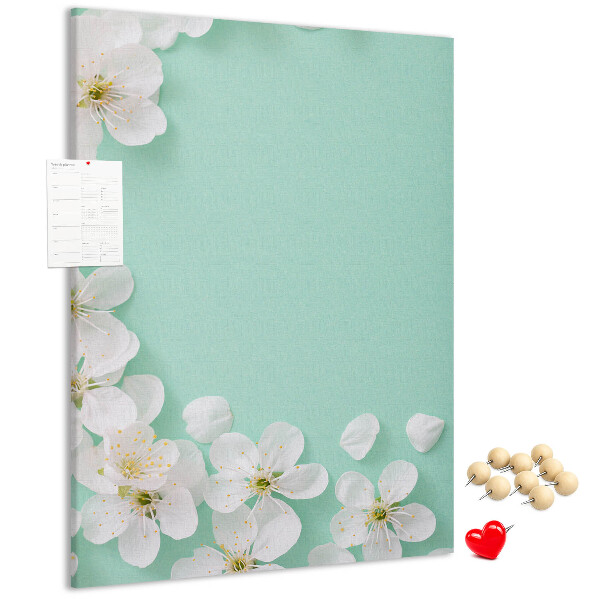 Pinnwand mit floralen Akzenten auf pastellfarbenem Hintergrund