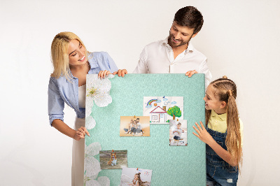 Pinnwand mit floralen Akzenten auf pastellfarbenem Hintergrund
