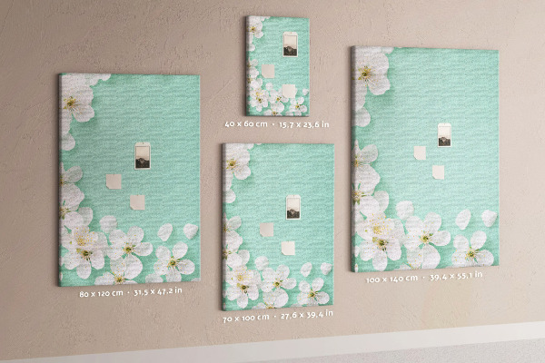 Pinnwand mit floralen Akzenten auf pastellfarbenem Hintergrund