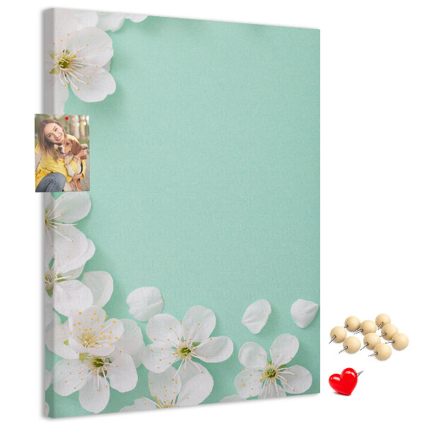 Pinnwand mit floralen Akzenten auf pastellfarbenem Hintergrund