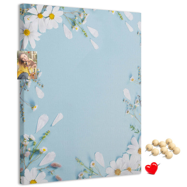 Bedruckte Korkplatte mit Blumenmuster auf blauem Hintergrund