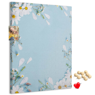 Bedruckte Korkplatte mit Blumenmuster auf blauem Hintergrund