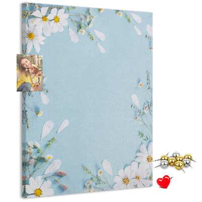Bedruckte Korkplatte mit Blumenmuster auf blauem Hintergrund