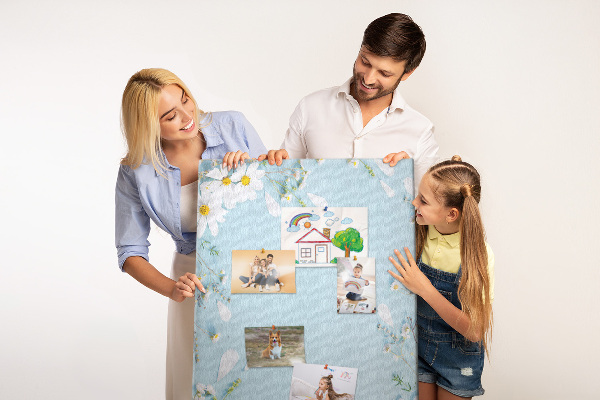 Bedruckte Korkplatte mit Blumenmuster auf blauem Hintergrund