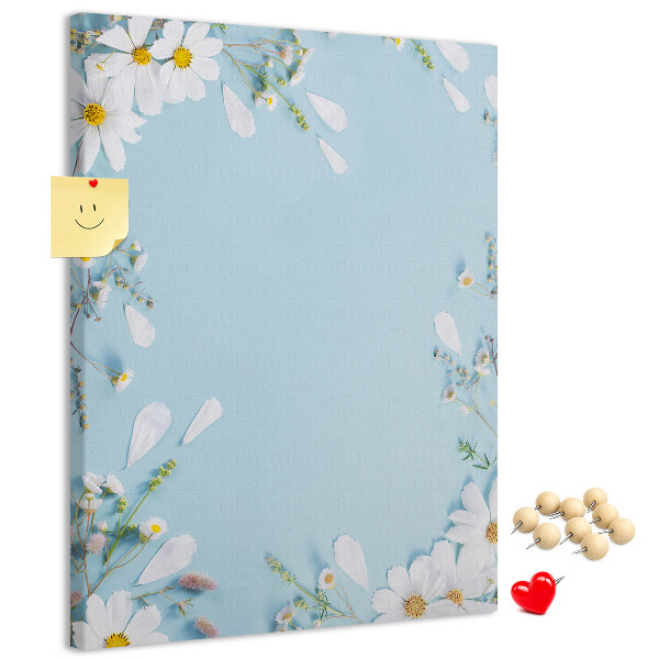 Bedruckte Korkplatte mit Blumenmuster auf blauem Hintergrund