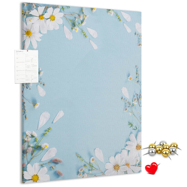Bedruckte Korkplatte mit Blumenmuster auf blauem Hintergrund