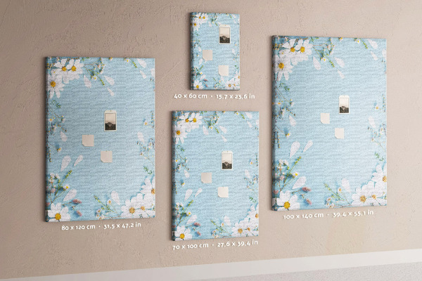 Bedruckte Korkplatte mit Blumenmuster auf blauem Hintergrund