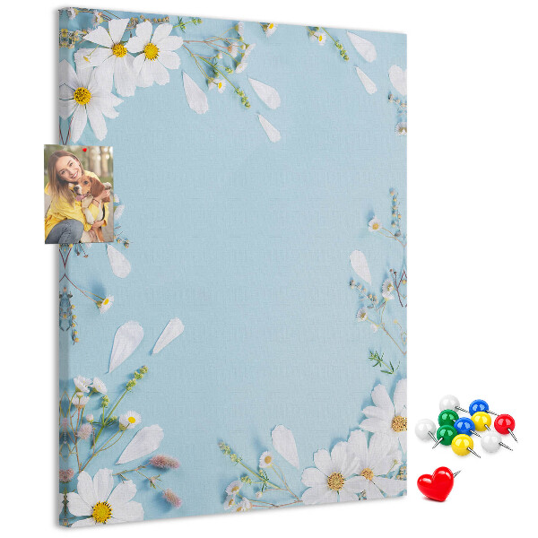 Bedruckte Korkplatte mit Blumenmuster auf blauem Hintergrund