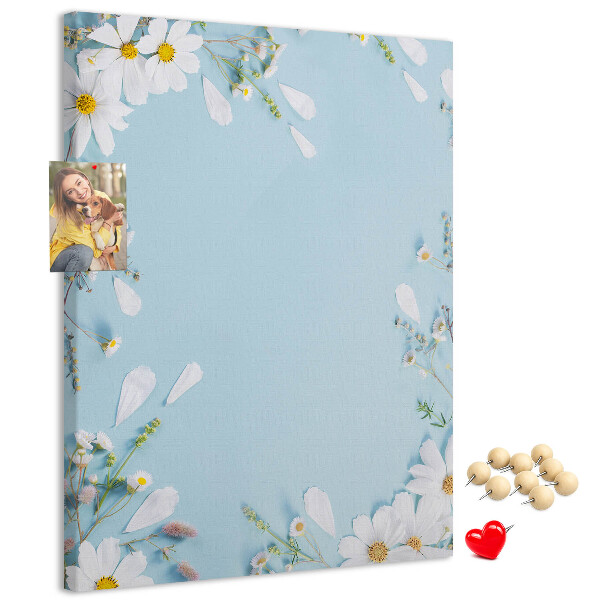 Bedruckte Korkplatte mit Blumenmuster auf blauem Hintergrund