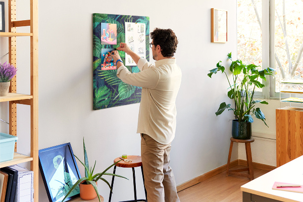 Kork-Pinnwand mit Motiv tropische Blätter auf dunklem Hintergrund