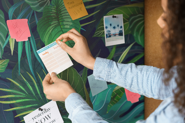 Kork-Pinnwand mit Motiv tropische Blätter auf dunklem Hintergrund