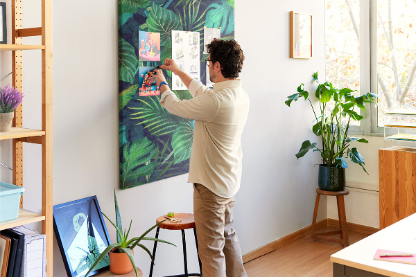 Kork-Pinnwand mit Motiv tropische Blätter auf dunklem Hintergrund
