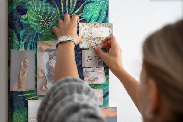 Kork-Pinnwand mit Motiv tropische Blätter auf dunklem Hintergrund