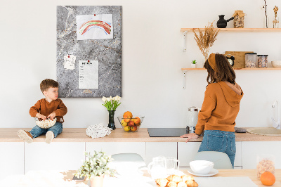 Pinnwand in grauem Marmor-Design mit feinen Adern