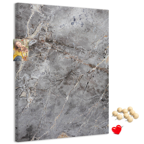 Pinnwand in grauem Marmor-Design mit feinen Adern