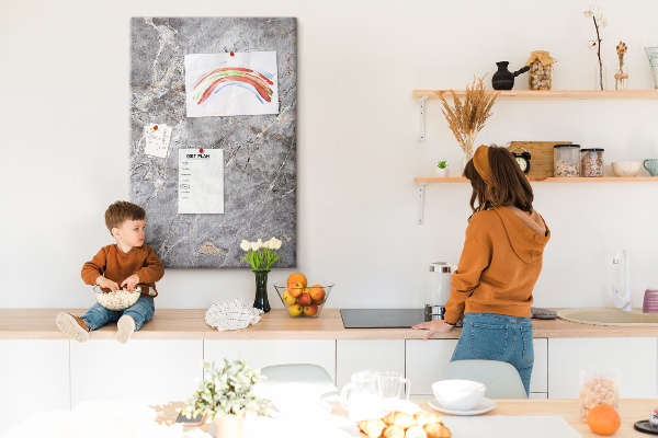 Pinnwand in grauem Marmor-Design mit feinen Adern