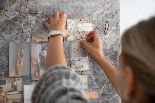 Pinnwand in grauem Marmor-Design mit feinen Adern
