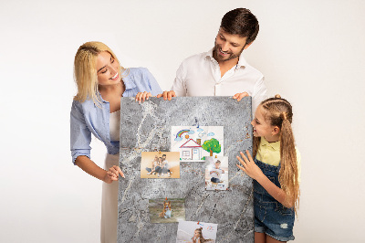 Pinnwand in grauem Marmor-Design mit feinen Adern