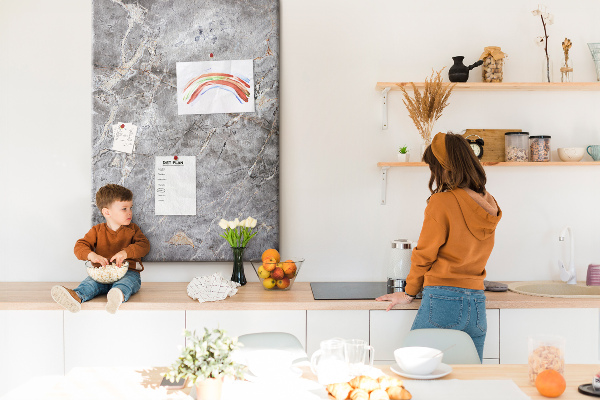 Pinnwand in grauem Marmor-Design mit feinen Adern