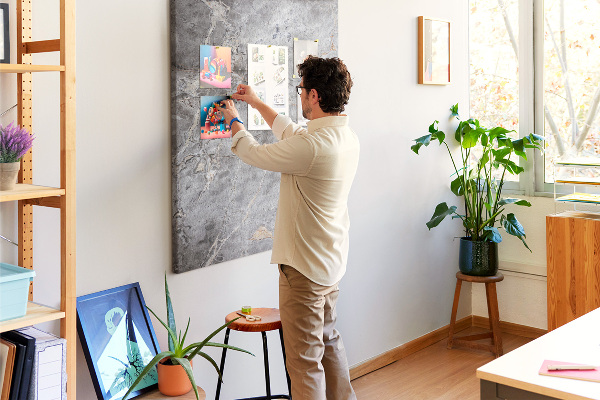 Pinnwand in grauem Marmor-Design mit feinen Adern