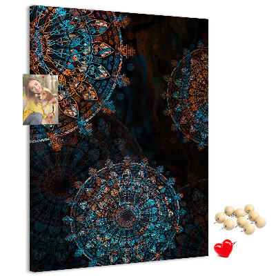 Bedruckte Korkplatte mit komplexem Mandalamuster auf dunklem Hintergrund