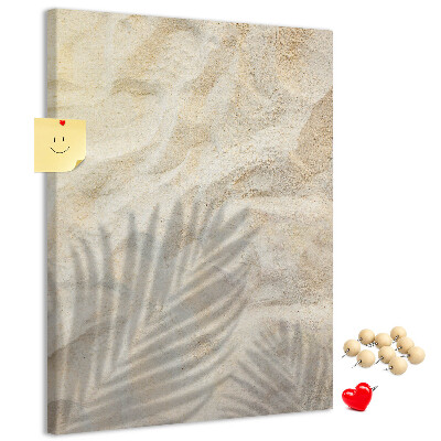 Pinnwand Wüstensand mit dem zarten Schatten eines Blattes