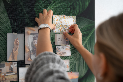 Bedruckte Korkplatte mit Motiv grüne Blätter vor dunklem Hintergrund